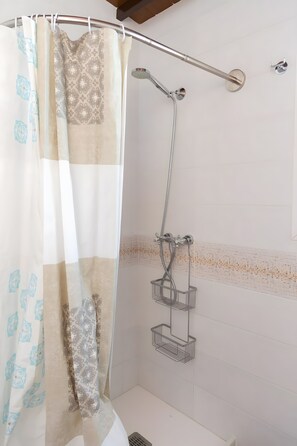 Shower, hair dryer, towels - Casa Juan El Choza: Private Pool, Terrace & Wi-Fi in Conil de la Frontera (Conil de la Frontera)