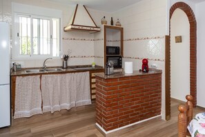 Fridge, microwave, oven, stovetop - Casa Juan El Choza: Private Pool, Terrace & Wi-Fi in Conil de la Frontera (Conil de la Frontera)