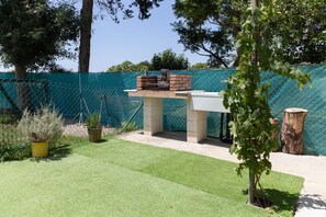 Property grounds - Casa Juan El Choza: Private Pool, Terrace & Wi-Fi in Conil de la Frontera (Conil de la Frontera)