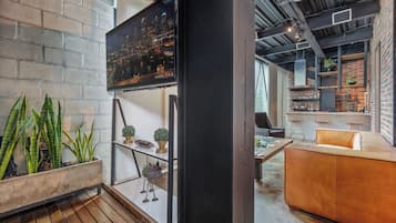 Leilighet – deluxe, byutsikt | Oppholdsområde | En 50-tommers Flatskjerm-TV med digitale kanaler samt Netflix