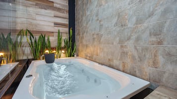 Private spa tub