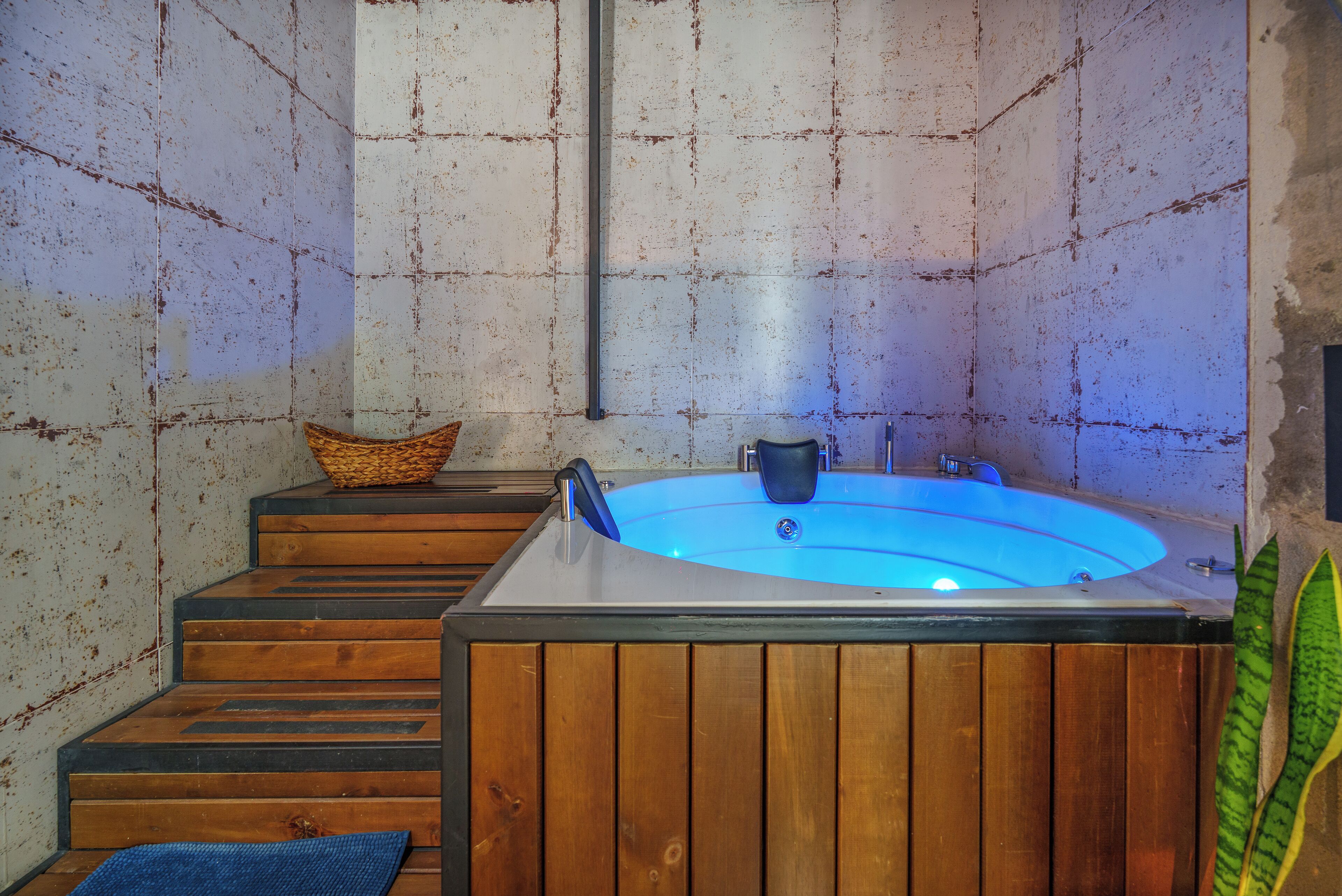 Deluxe Apartment, City View | Private spa tub