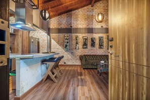 Deluxe Studio, City View | Dining room - Lleras Vibex Party (Medellín)