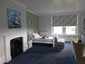 Books - Room-large En-suite Family Room With Dou (Cranleigh)