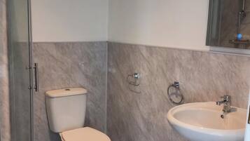 Room, 1 Bedroom, Accessible, Smoking | Bathroom