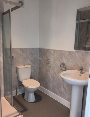 Room, 1 Bedroom, Accessible, Smoking | Bathroom - Room-large En-suite Family Room With Dou (Cranleigh)