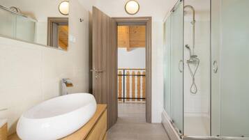 House (Three bedroom villa) | Bathroom | Shower, towels