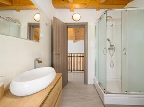 House (Three bedroom villa) | Bathroom | Shower, towels - Villa Prestige Azinetti With Pool (Svetvincenat)