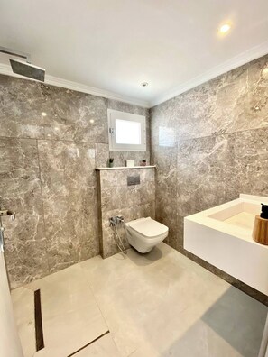 Apartment, 2 Schlafzimmer, Balkon | Badezimmer