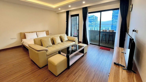 Un salon moderne avec un canapé, une table basse et un téléviseur.