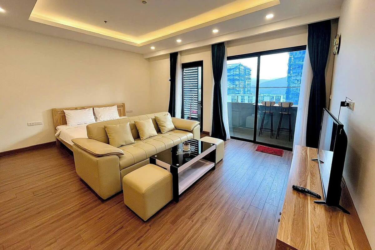 Studio, ban công, quang cảnh bãi biển | Bàn, khu vực làm việc phù hợp cho laptop, màn/rèm cản sáng