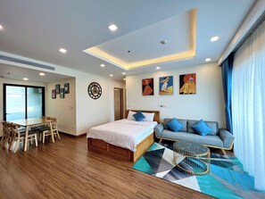 อพาร์ทเมนท์สำหรับครอบครัว, ระเบียง, วิวชายหาด | โต๊ะทำงาน, พื้นที่ทำงานแบบใช้แล็ปท็อป, ผ้าม่านกันแสง, ห้องเก็บเสียง