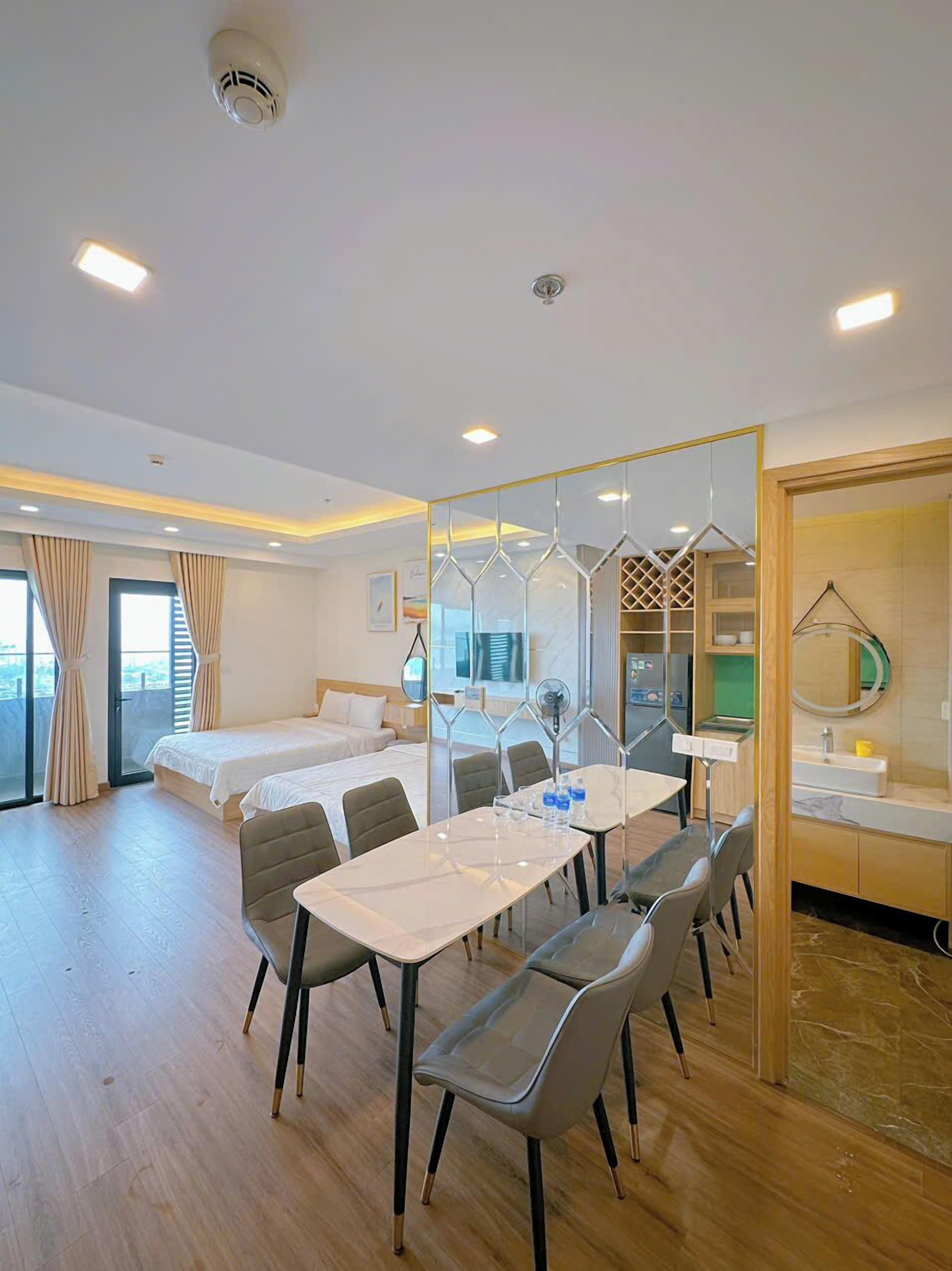 Căn hộ, ban công, quang cảnh bãi biển | Bàn, khu vực làm việc phù hợp cho laptop, màn/rèm cản sáng 