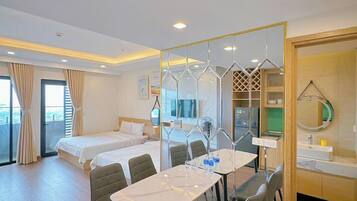 Apartemen, balkon, pemandangan pantai | Meja kerja, ruang kerja ramah laptop, dan tirai kedap cahaya