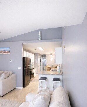 Interior - STEPS FROM THE BEACH, family-friendly retreat, sleeps 6+ (Panama City Beach)