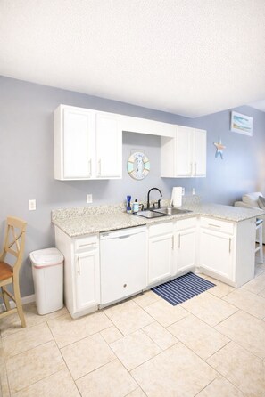 Private kitchen - STEPS FROM THE BEACH, family-friendly retreat, sleeps 6+ (Panama City Beach)