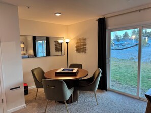 Dining - 3BR beautiful townhome for your weekend / holiday getaway (Breinigsville)