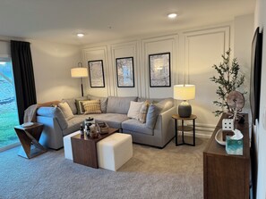 Living area - 3BR beautiful townhome for your weekend / holiday getaway (Breinigsville)