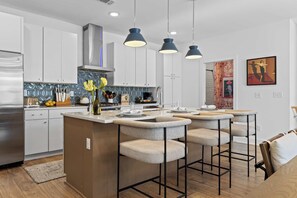 Fridge, microwave, oven, stovetop - Nashville Skyline | Rooftop Deck & Fire Pit (Nashville)