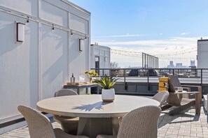 Outdoor dining - Nashville Skyline | Rooftop Deck & Fire Pit (Nashville)