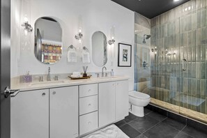 Shower, hair dryer, towels, shampoo - Nash Skyline Views Rooftop with Fire Pit Grill (Nashville)