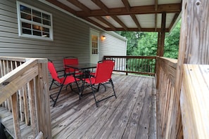 Outdoor dining - Adorable 3BR Retreat with Gig-Speed WiFi in Middle Tennessee (Crossville)