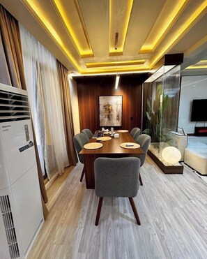 Comfort-Zimmer, Balkon, Stadtblick | Esszimmer