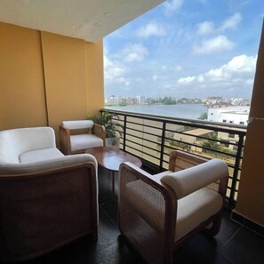 Comfort-Zimmer, Balkon, Stadtblick | Balkon