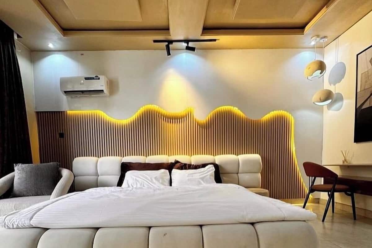 Comfort-Zimmer, Balkon, Stadtblick | Schreibtisch, laptopgeeigneter Arbeitsplatz, Verdunkelungsvorhänge