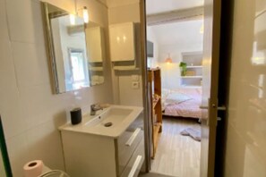 ヘアドライヤー、タオル、石鹸、トイレットペーパー