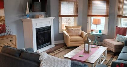 Modern - Walk to Center of Town Condo