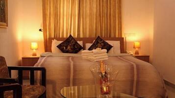 Escritorio, espacio para trabajar con laptop y cortinas blackout