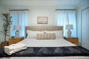 4 bedrooms, iron/ironing board, travel cot, free WiFi - Disney Area 4BR Home w/ Pool & Themed Rooms (Davenport)
