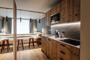 Full-sized fridge, microwave, stovetop, cookware/dishes/utensils - El Giof Alpine Home (Pellizzano)