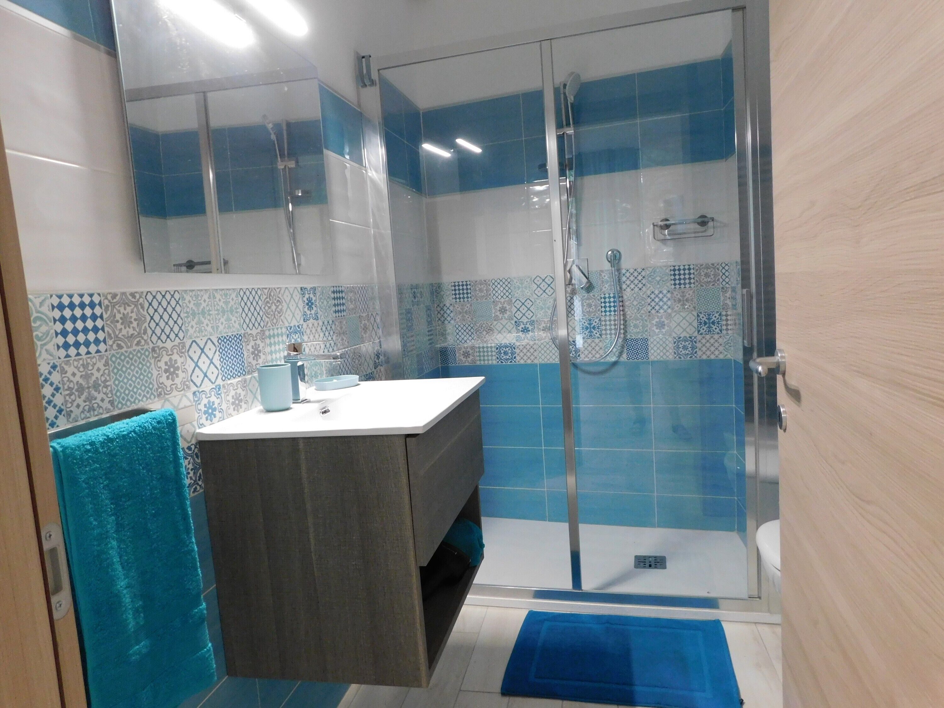 Shower, free toiletries, hair dryer, towels