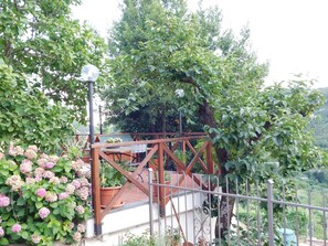 Outdoor dining - Studio Apartment 'Foglie Di Quercia' with Mountain View, Wi-Fi and Air Conditioning (orco feglino)