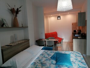 WiFi, bed sheets - Studio Apartment 'Foglie Di Quercia' with Mountain View, Wi-Fi and Air Conditioning (orco feglino)