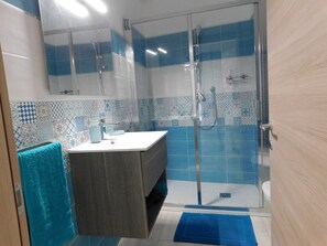 Shower, free toiletries, hair dryer, towels - Studio Apartment 'Foglie Di Quercia' with Mountain View, Wi-Fi and Air Conditioning (orco feglino)