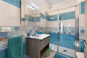 Douche, articles de toilette gratuits, sèche-cheveux