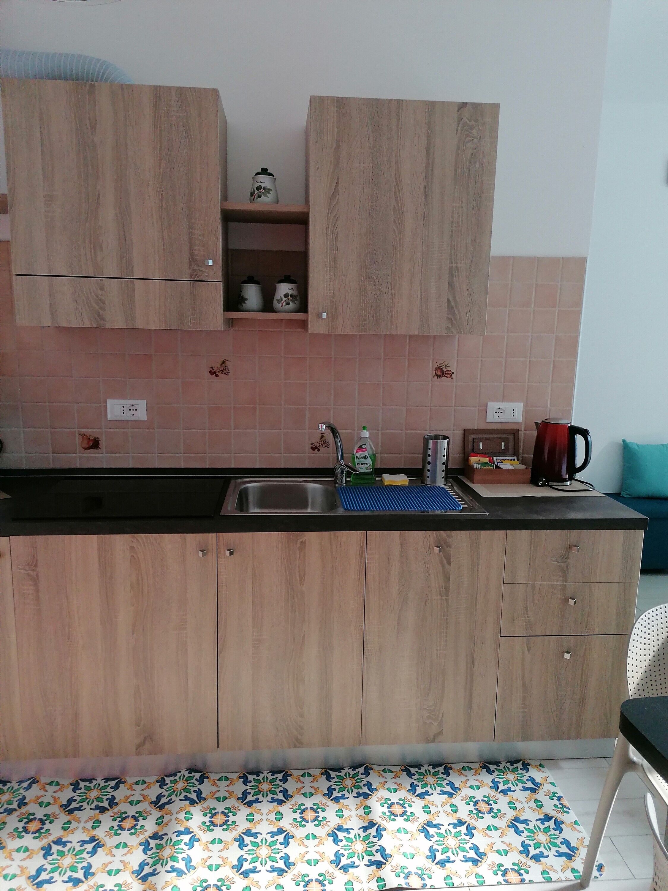 Kühlschrank, Mikrowelle, Herdplatte, Geschirrspüler