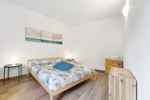 Een strijkplank/strijkijzer, wifi, beddengoed