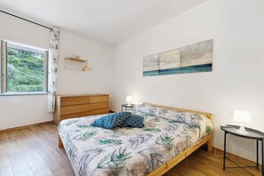 Tabla de planchar con plancha, wifi, ropa de cama