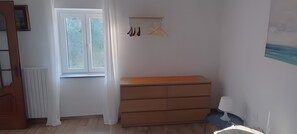 Interior - Il Primo Sole Holiday Home with Hill View, Wi-Fi, and Air Conditioning (Gorra)