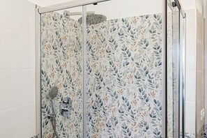 Shower, hair dryer, towels - Il Primo Sole Holiday Home with Hill View, Wi-Fi, and Air Conditioning (Gorra)