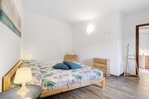 Tabla de planchar con plancha, wifi, ropa de cama