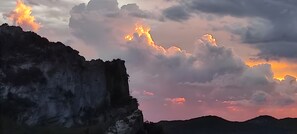Eine zerklüftete Klippe vor einem Sonnenuntergang.