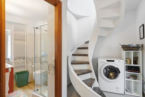 Ducha, secador de pelo y toallas