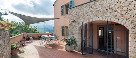 تناول الطعام بالخارج