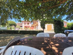 Outdoor dining - Gite le petit cocon d'auré (Corbelin)