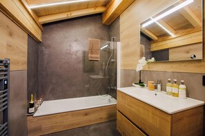 Dusche, umweltfreundliche Kosmetikartikel, Haartrockner, Handtücher